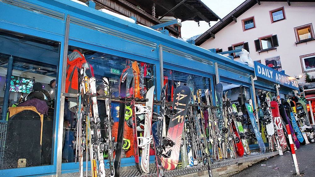 Apres-ski in Ice Bar - Mayrhofen.